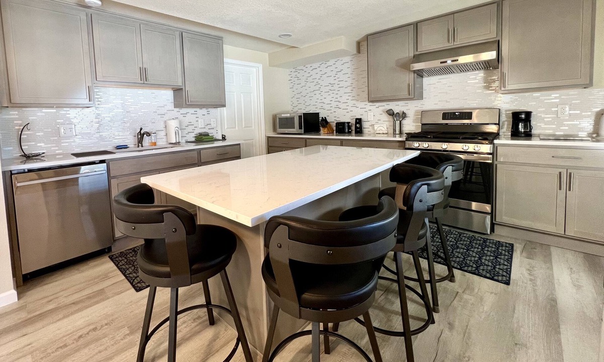 The Pinery Apartment | Relaxing Retreat with Full Kitchen, King bed, W/D & wildlife