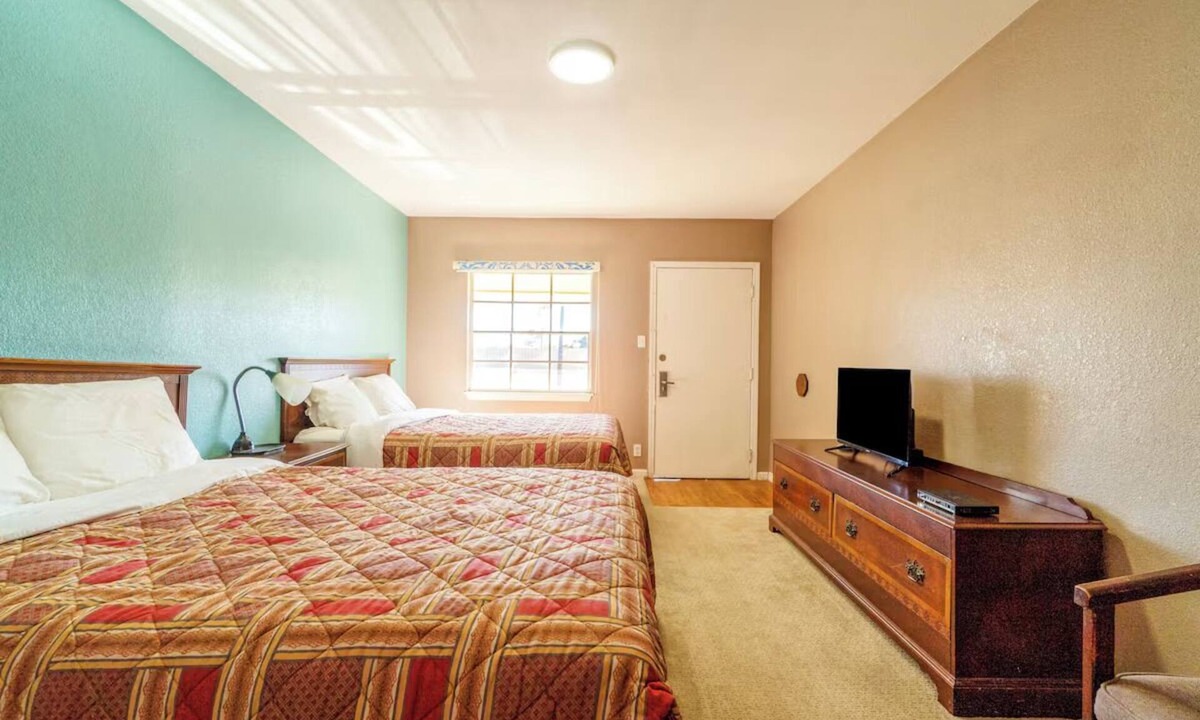 Sweet Home Hotel | Relaxing Room near Yoakum Municipal Airport & Yoakum Heritage Museum