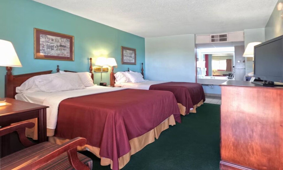 Vega Hotel | Relaxing Room w/2 Full Beds – Near Dining and Historic Route 66 Sights
