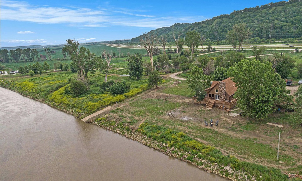 Pottawattamie County Cabin | Relaxing Rustic River Cabin just across from Downtown Omaha!