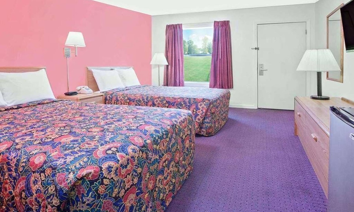 Muskogee Hotel | Relaxing Stay in Knights Inn Muskogee! Pet-friendly Property, Free Parking