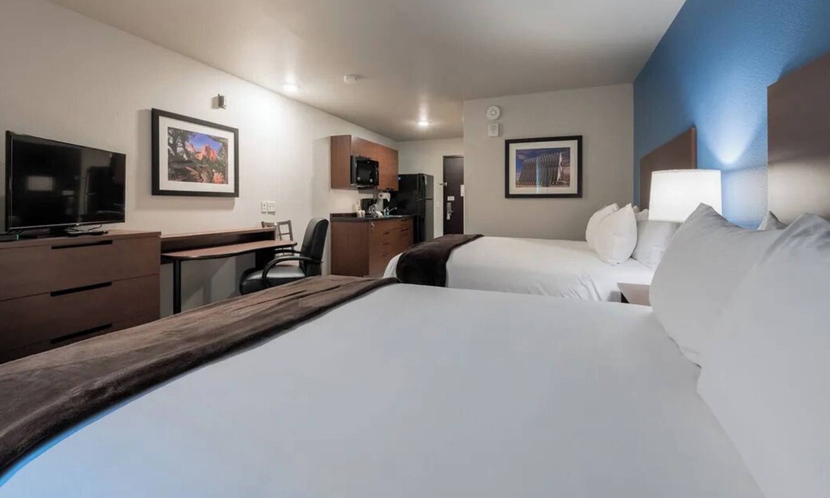 Altoona Hotel | Relaxing Stay Near Des Moines Attractions & Adventureland Park l 3 Rooms