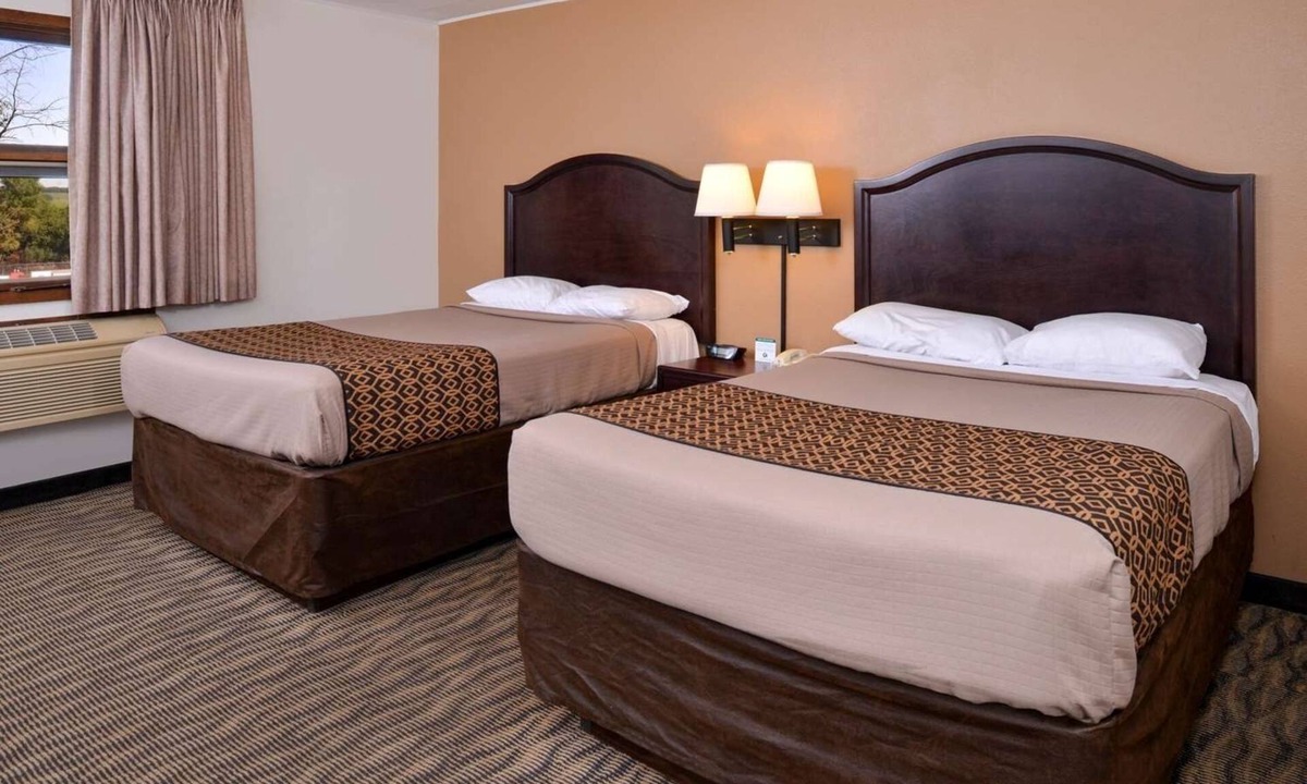 Atlantic Hotel | Relaxing Stay w/Complimentary Breakfast & Pet-Friendly Rooms Near Highway 6