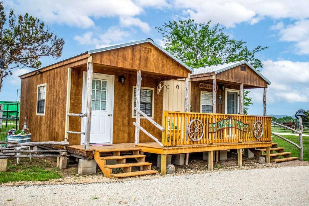 Medina House | Relaxing Waterfront Cabin Getaway for Families and Couples in Medina, Texas