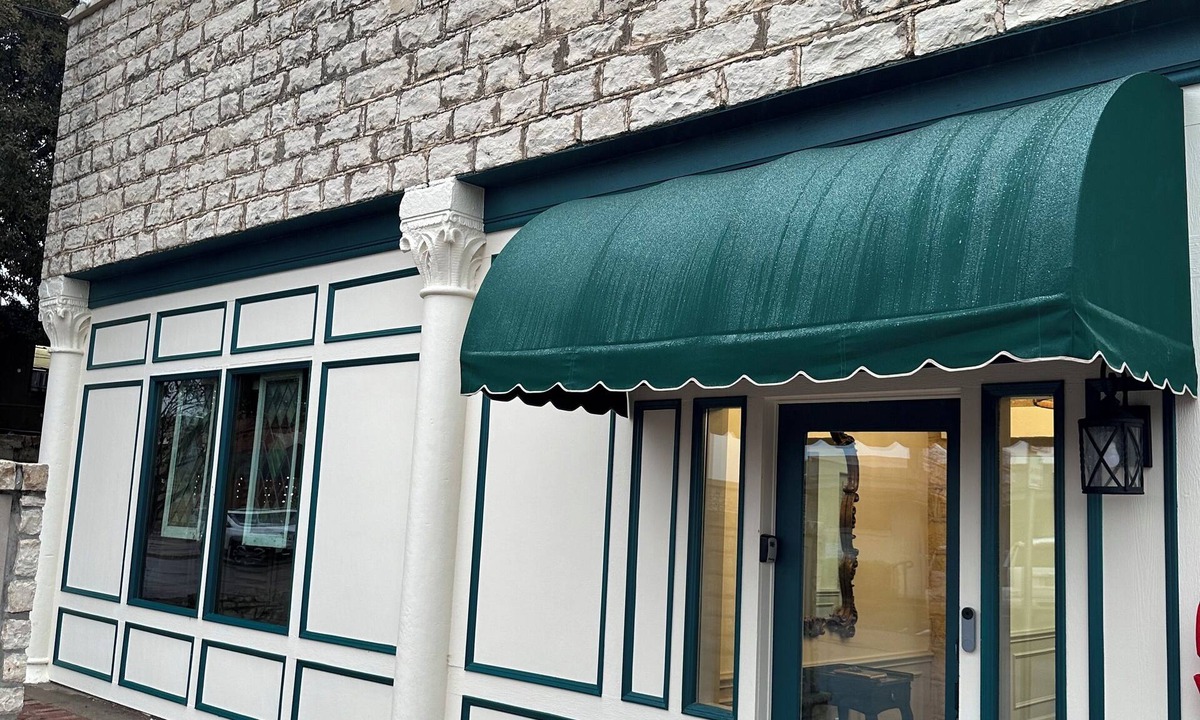 Granbury Cottage | Remodeled Historical Cottage- Six bedroom 4 bath steps to Granbury Square. Fab!