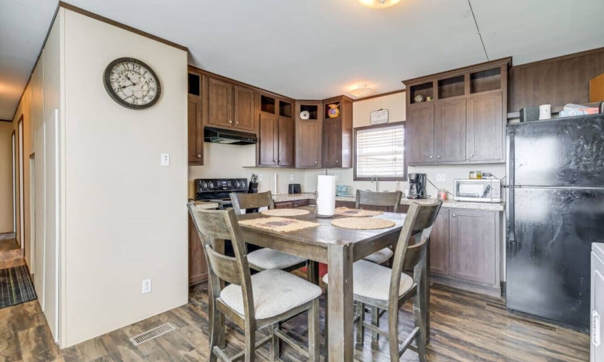 Girvin House | Remote McCamey Retreat w 5 En-Suite Baths