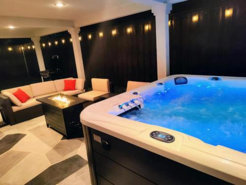 Richardson House | Resort-Style Home - Hot Tub, Mini Golf, Gym, 1G WiFi