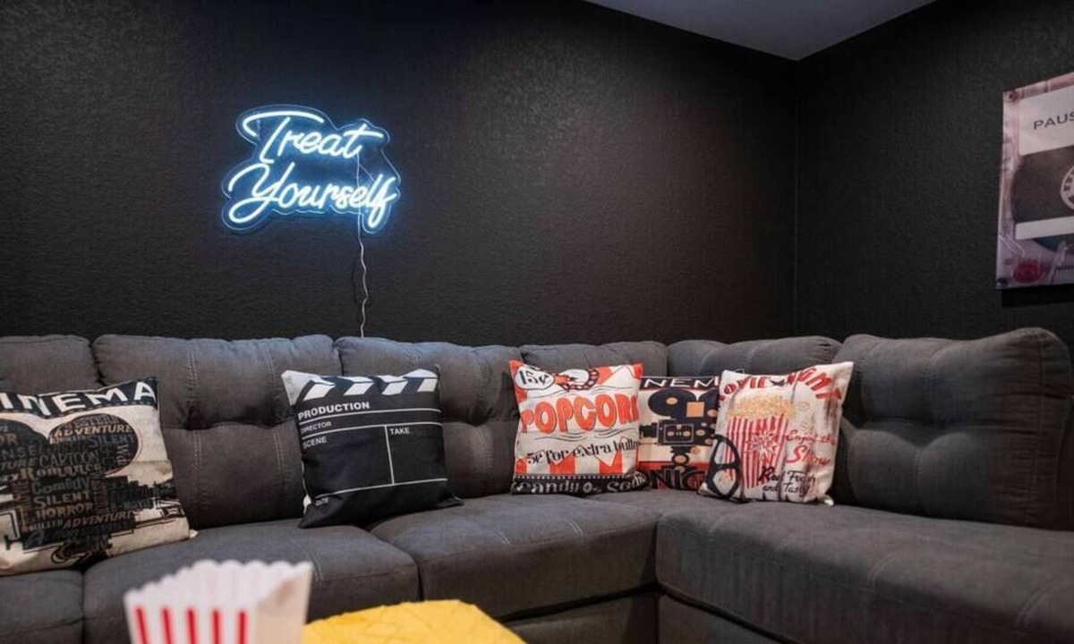 Alta Vista Area House | Retro Denver Retreat W/ Fun Games & Movie Room!