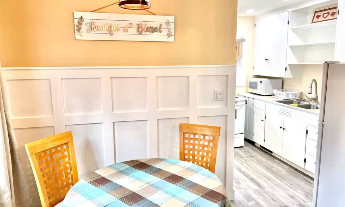 Vida Cabin | River Access! King bed, deck & view - 2 bedroom.