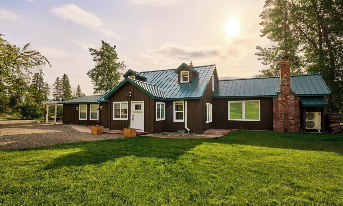 Carlton House | River's Edge Ranch - 4BR farmhouse + guest suite