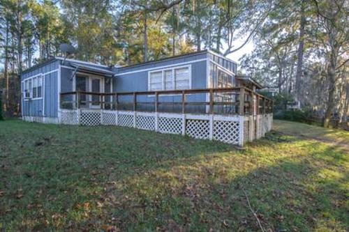 Karnack House | Riverfront Cottage with Fire Pit and Cozy Interior Perfect for Groups in Texas