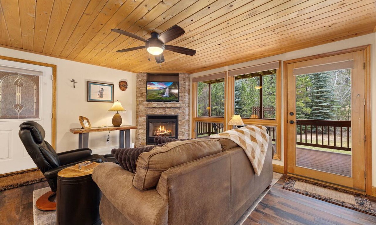 Fall River Estates Condo | Riverfront Fall River Retreat Fireplace Close to RMNP