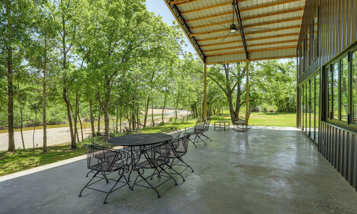 Vulcan Cabin | Riverfront Retreat w/Porch & Views in Des Arc!