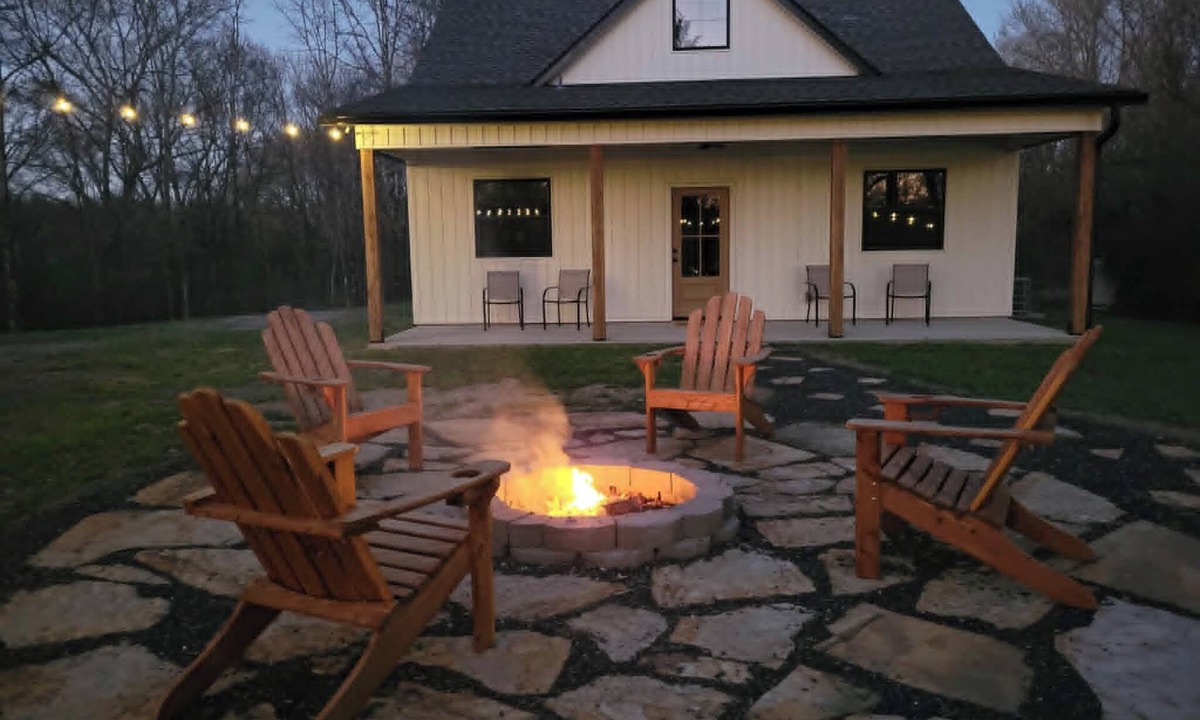 Norman Cabin | Riverside Retreat- Cozy Secluded 2 Bedroom Cabin on the Caddo River