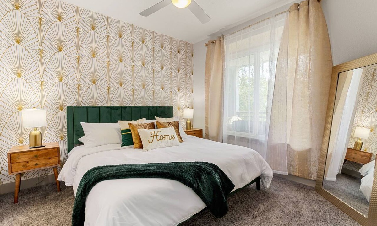 Downtown San Antonio Apartment | Riverwalk Luxe Apartment, Stunning pool, King Bed