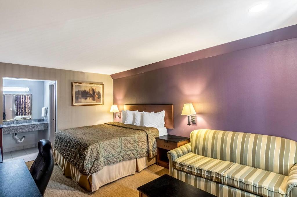 South Arlington Hotel | Rodeway Inn Arlington Entertainment District Area