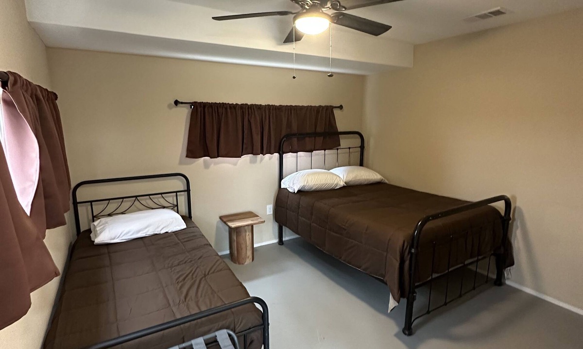 Brandon Cabin | Room #2 sleeps 3, located just 20 mins from the heart of downtown Waxahachie.