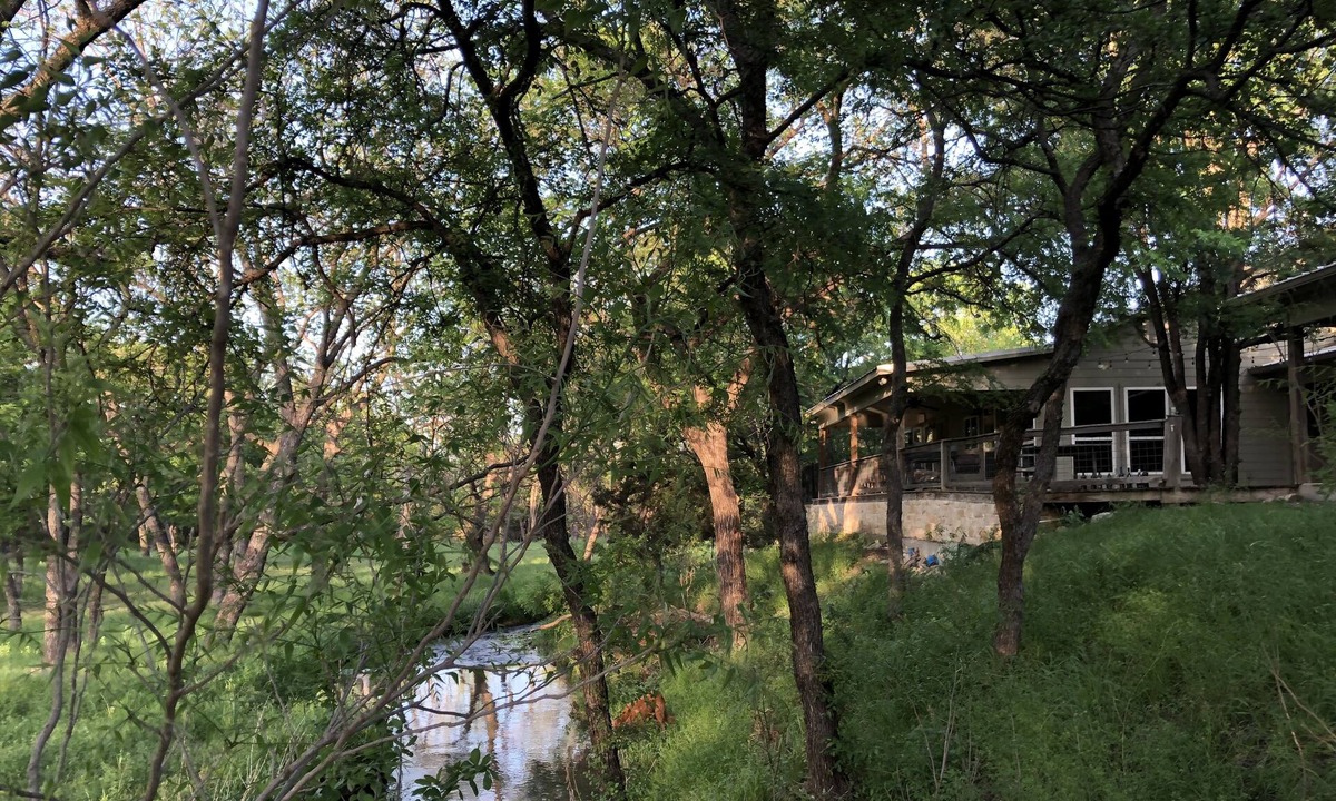 San Saba House | Room for Many - Retreat on the creek