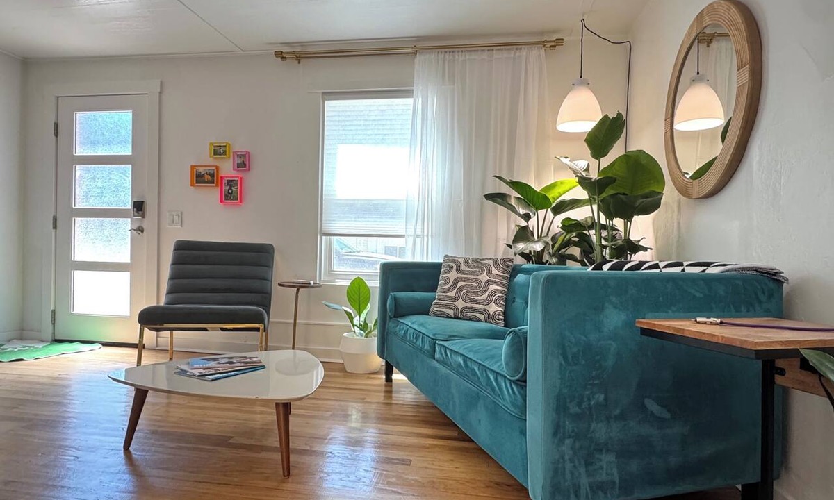 Depot Bench House | Ruby Bungalow- Private Entrance + Yard