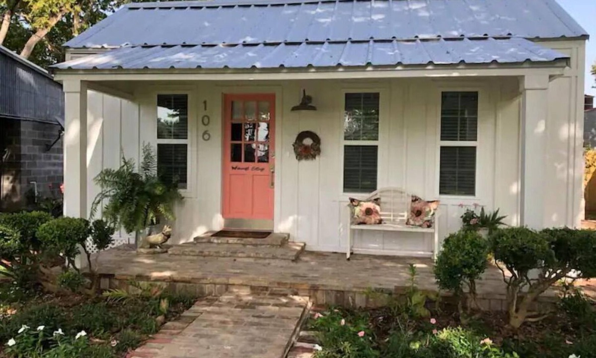 Smithville House | Ruby's Foxcroft Cottage -Steps from Downtown! Sleeps 6, Covered Deck, Golf Cart
