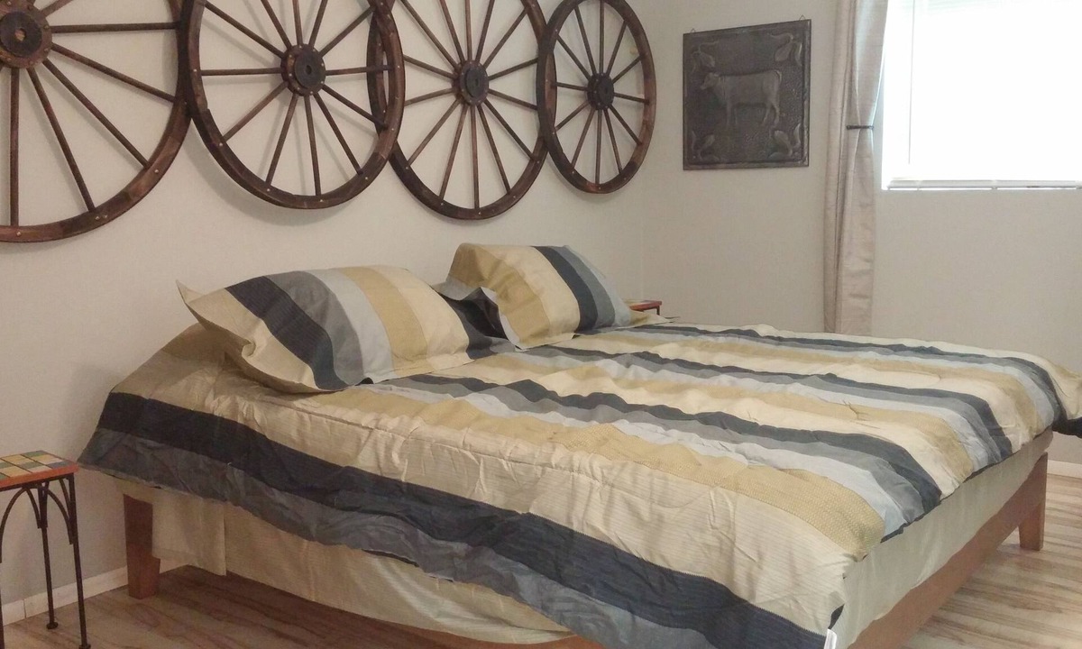 Dublin Bed & Breakfast | Rural Oasis - King's Private Room and Shared Bathroom