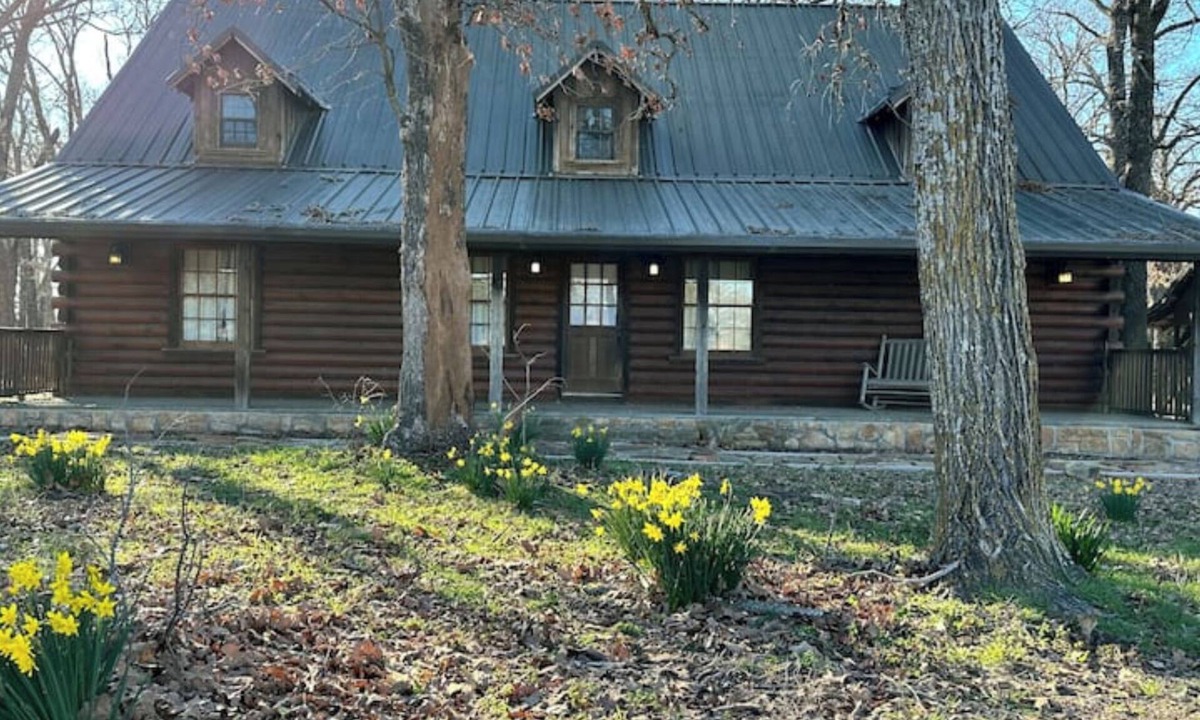 Canton House | Rustic but elegant 4-bedroom farmhouse in Canton with WiFi and AC