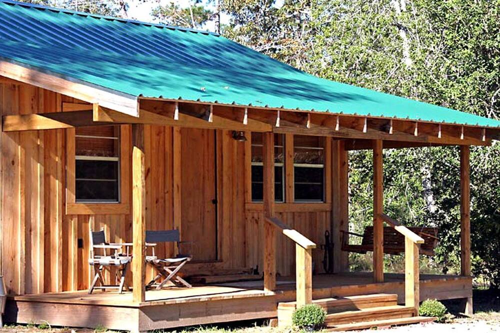 Kountze Cabin | Rustic Cabin Getaway with Stunning Front Porch near Beaumont, Texas