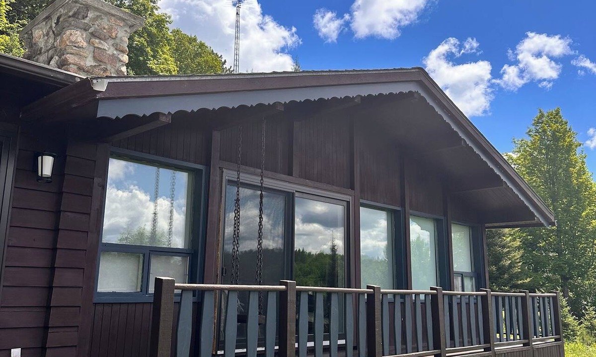 Nominingue Ski Chalet | Rustic chalet - directly on the lake with sandy beach