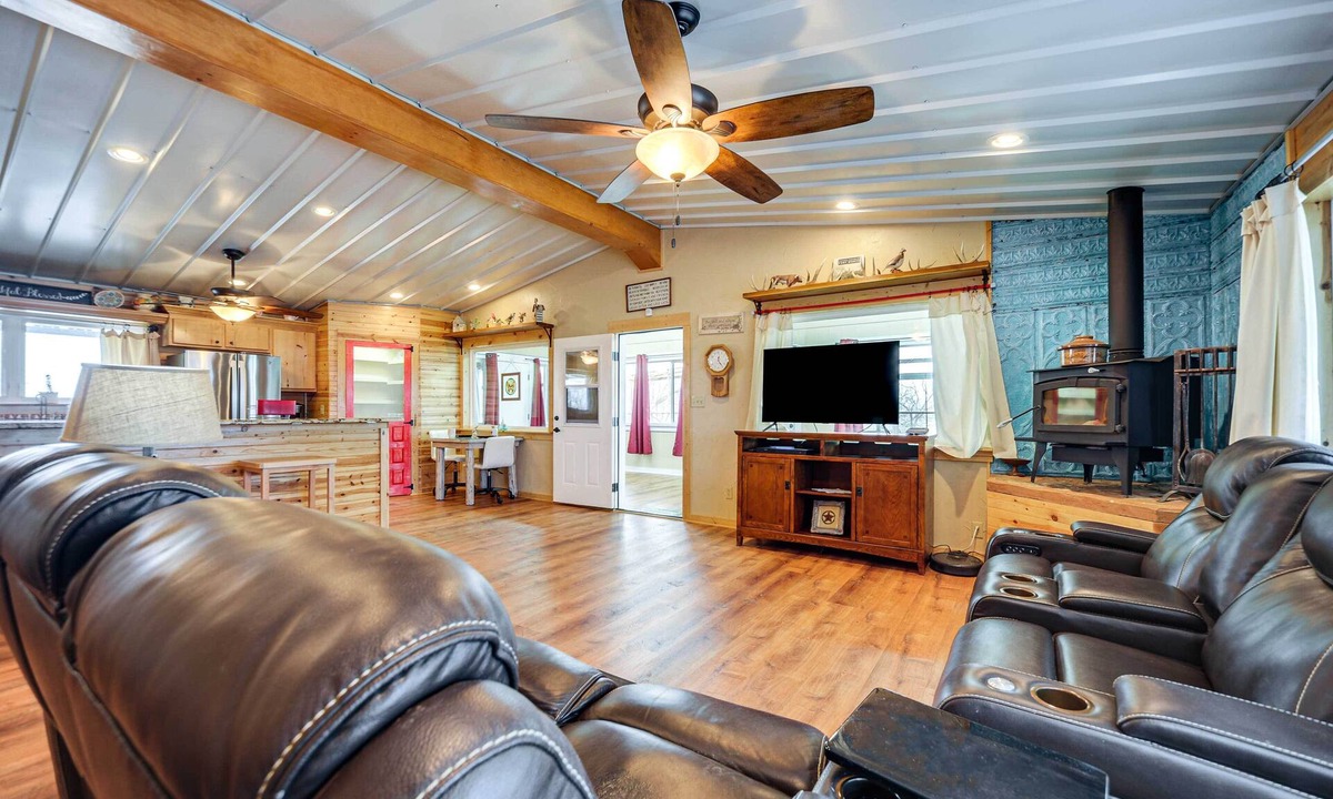 Gouldbusk House | Rustic Coleman Retreat on 300 Acres w/Hot Tub!