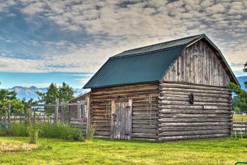 Grantsdale House | Rustic Hamilton Farmhouse: Stunning Mtn Views