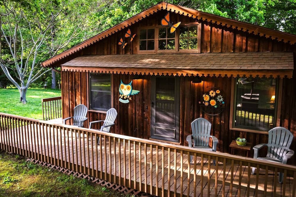Dundas Cabin | Rustic, Pet Friendly Cabin near East Fork Lake, Olney, Illinois