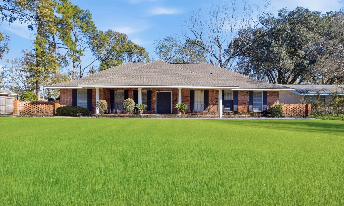 Broadmoor House | Rustic Retreat 5‑BR Home w/Backyard Oasis + Fire Pit