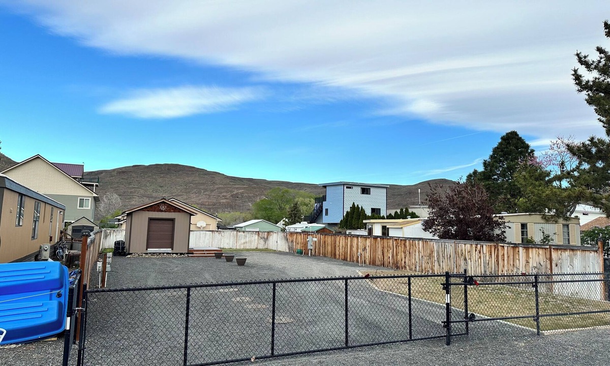Sunland Estates RV Rental | RV parking in Sunland, close to park and store. No bathroom. No septic dump.