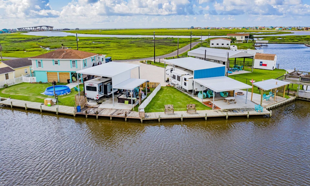 Cedar Lane Cabin | (RV1) Paradise in Sargent, Texas. Saltwater canal, minutes to the ICW and beach.