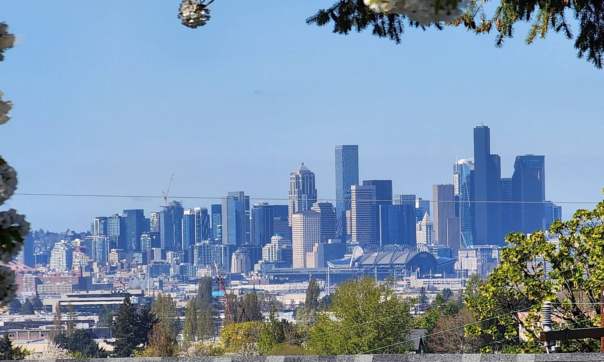 Highline House | Safe neighborhood. Minutes to freeways, Downtown, and Airport.