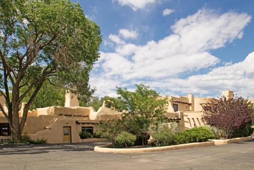 Taos Hotel | Sagebrush Inn & Suites