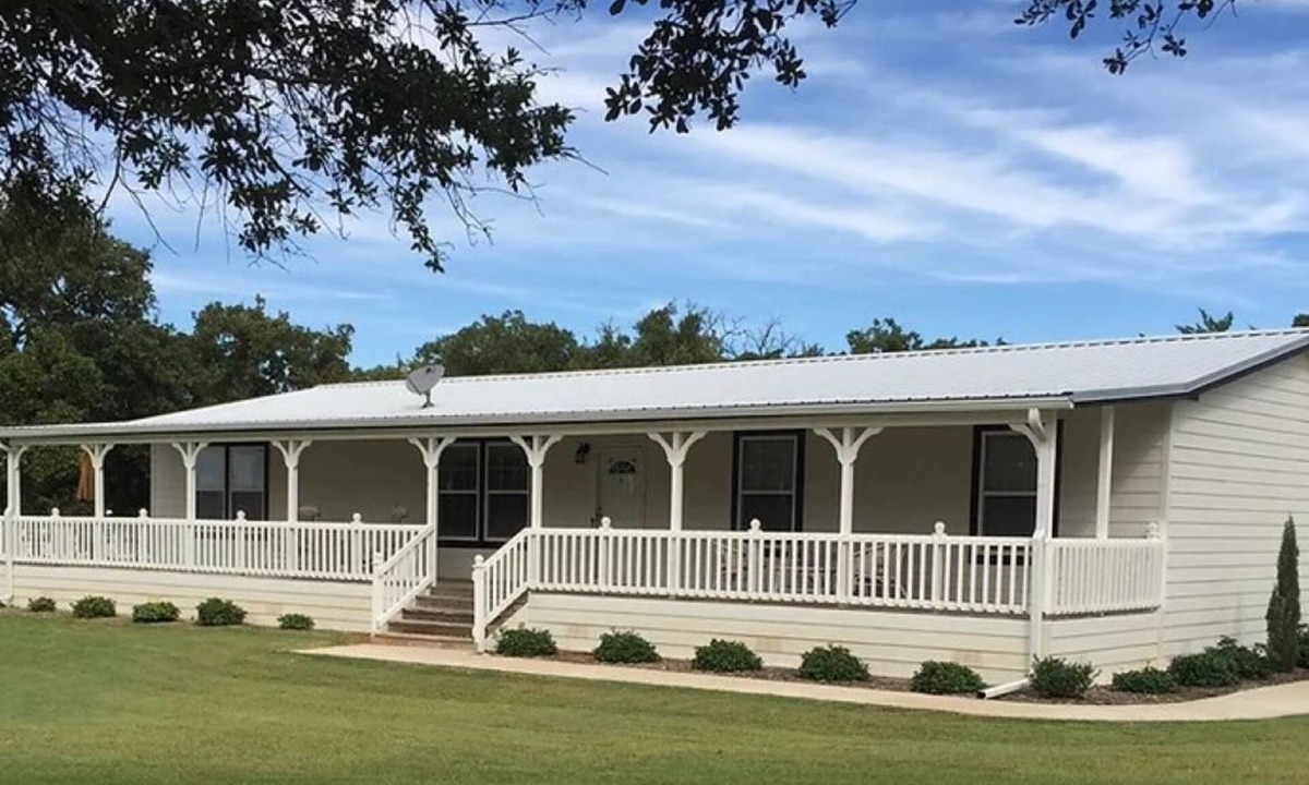 Muenster Cottage | Saint Jo Ranch Retreat Across from Winery | 4BR, Porch and Valley Views