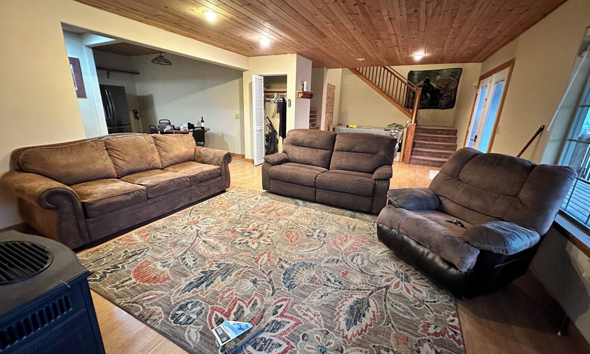 Okanogan House | Salmon Fishing Lrg1-bedroom sleeps 5 WiFi in Malott attached to wagon wheel.