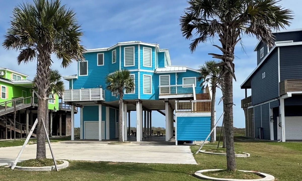 Freeport House | Salty Fins - Beachfront - Large group Welcome
