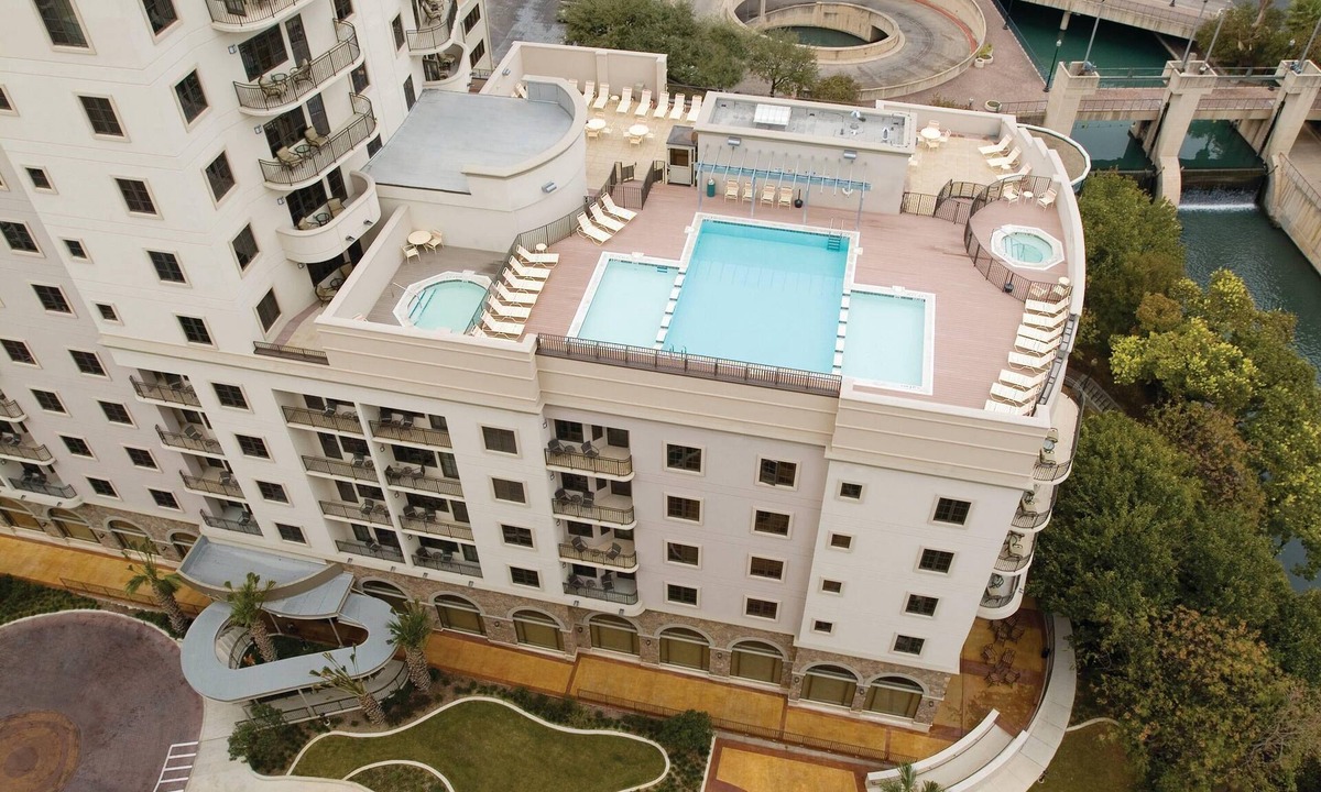 Downtown San Antonio Resort | San Antonio, TX: 2BR w/Whirlpool Tub, Free WIFI, Resort Pool, 0.5 Mi. River Walk