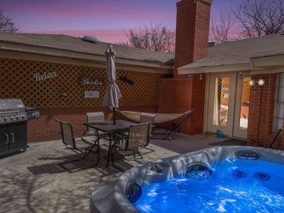 Lubbock House | SCARLET SUNSETS! 5 Bdrms Updated 3TV's Hot Tub!