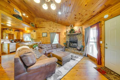 Octavia Apartment | Scenic Oklahoma Studio Cabin on 80 Acres w/Views!