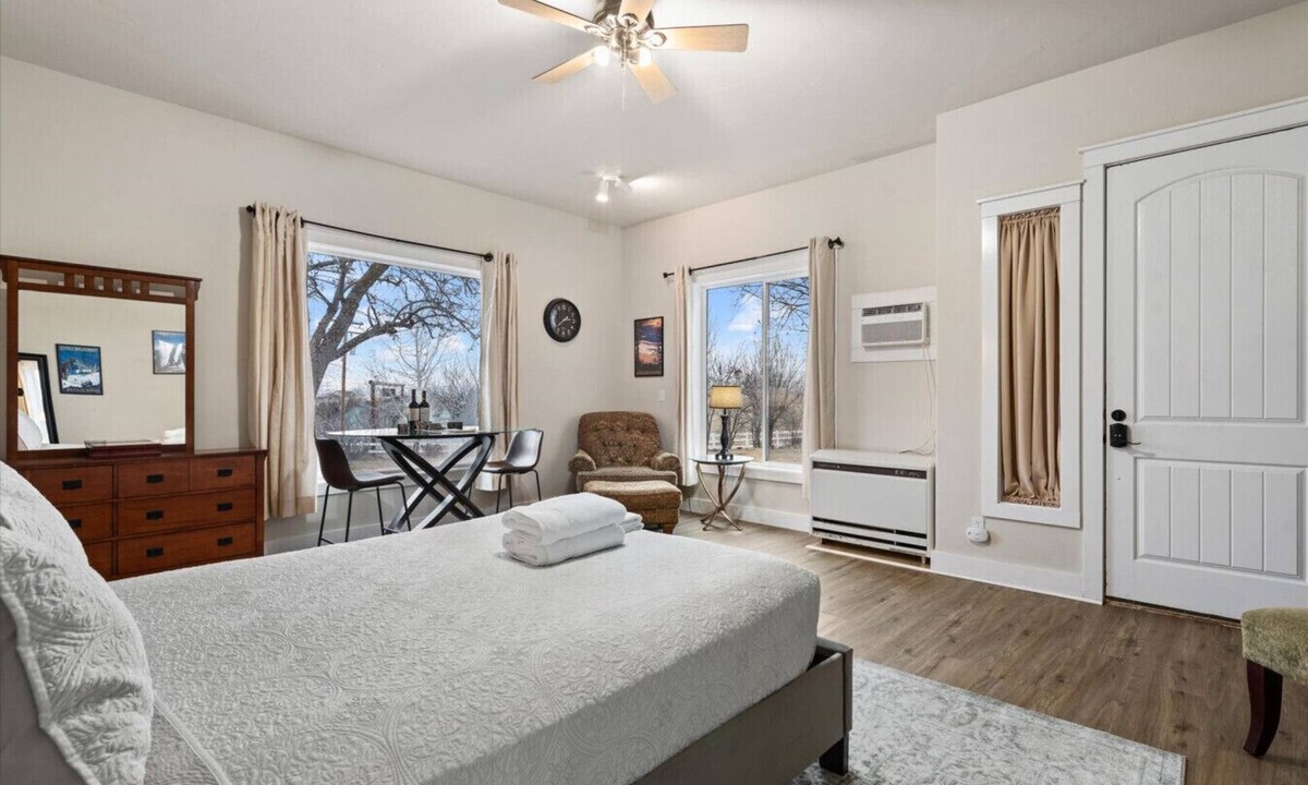 Baker City Cottage | Scenic Views Casita 1 - Cozy Studio for 2, Local Golfing 50% Off!