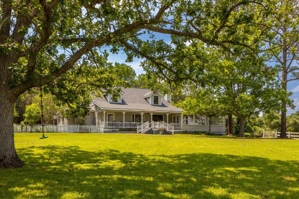 Oakland House | Schulenburg Ranch Retreat, Pond & Fire Pit