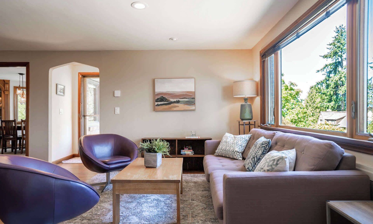 Seattle Metro Area House | Seattle's Mid-century home + hot tub by lake WA