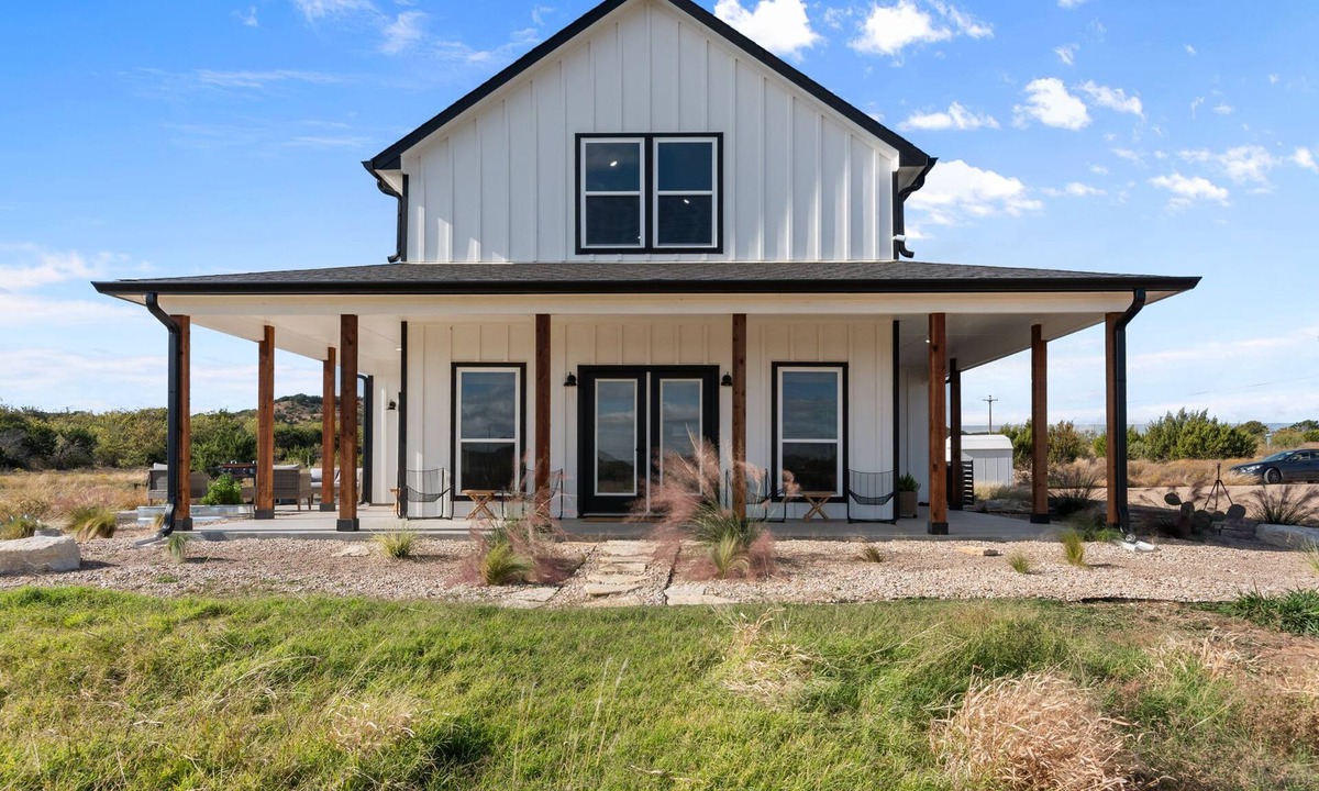 Glen Rose House | Secluded 3-Bed 3-Bath Modern Farmhouse with Pickleball Court Firepit and Patio
