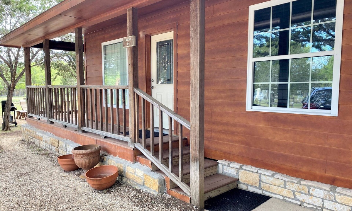 Ingram House | Secluded Brown House, 3BR/2BA, Porch, Grill, Sleeps 10