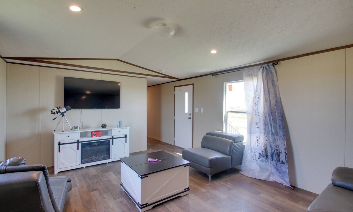 Canadian County House | Secluded El Reno Retreat w/Private Fishing Lake!