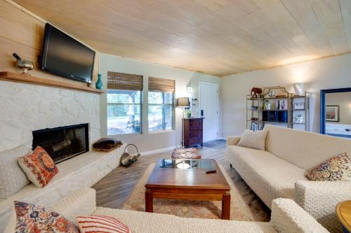Winnsboro House | Secluded Getaway on ~10 Acres in The Piney Woods!