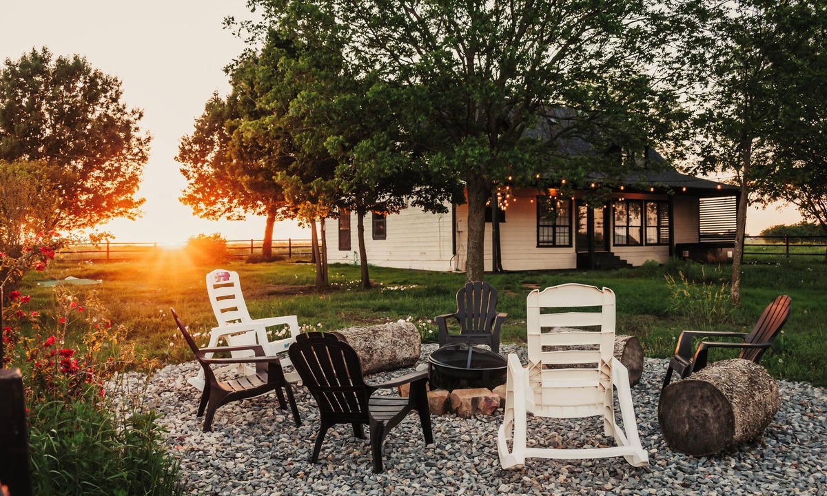 Gober House | Secluded TX Ranch Retreat. Romantic Sunsets , Hot-tub, Pet-friendly & Gated!